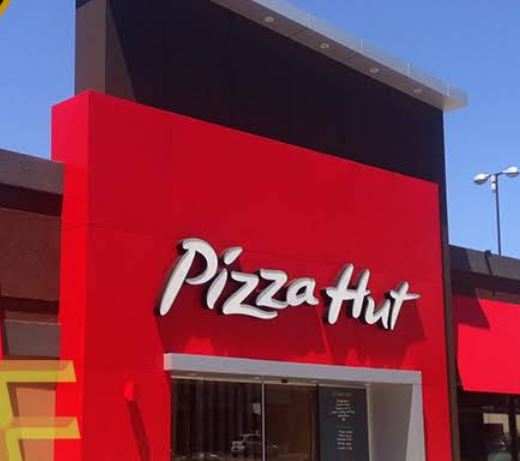 Fachada da Pizza Hut com letra caixa branca iluminada sobre painel de ACM vermelho — projeto 3E Projeto Visual em Campinas-SP