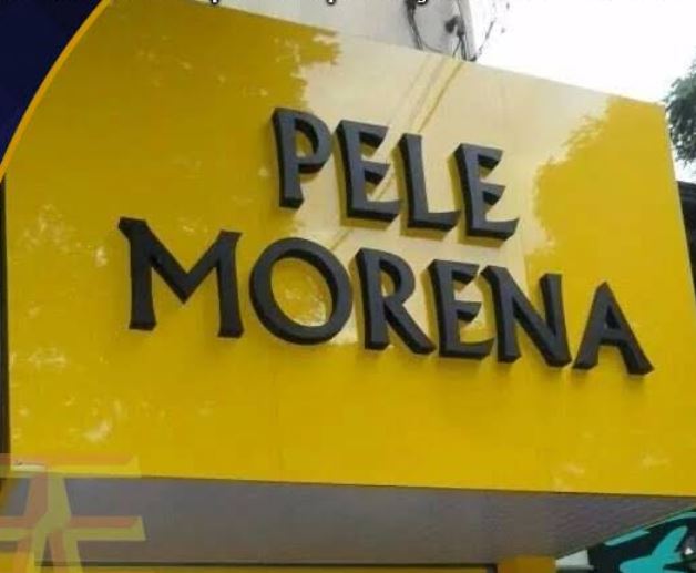 Letras 3D em PVC pretas Pele Morena sobre fachada amarela