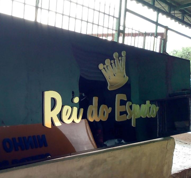 Letras 3D em acrílico dourado Rei do Espeto com coroa em fachada de churrascaria
