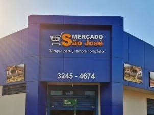 Fachada azul em ACM do Mercado São José com letra caixa branca — projeto 3E Projeto Visual