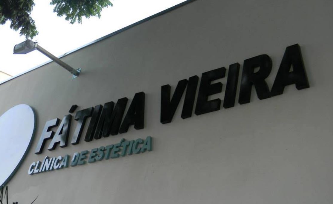 Letras 3D em PVC pretas da Clínica de Estética Fátima Vieira aplicadas em fachada