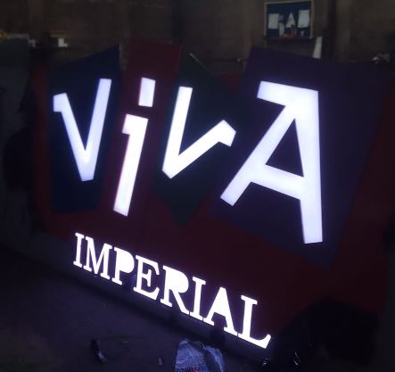 Fachada em ACM preto com letra caixa branca iluminada Castro Car Concessionária