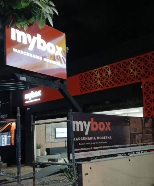 Painel luminoso e fachada em ACM da MyBox Marcenaria Moderna em Campinas