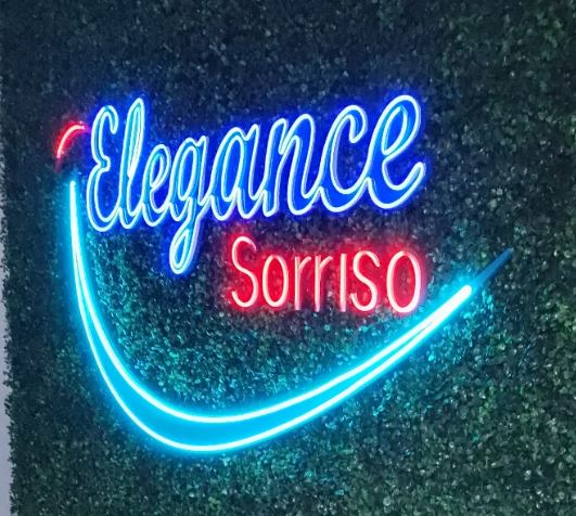 Letreiro em neon LED azul e vermelho Elegance Sorriso produzido pela 3E Projeto Visual