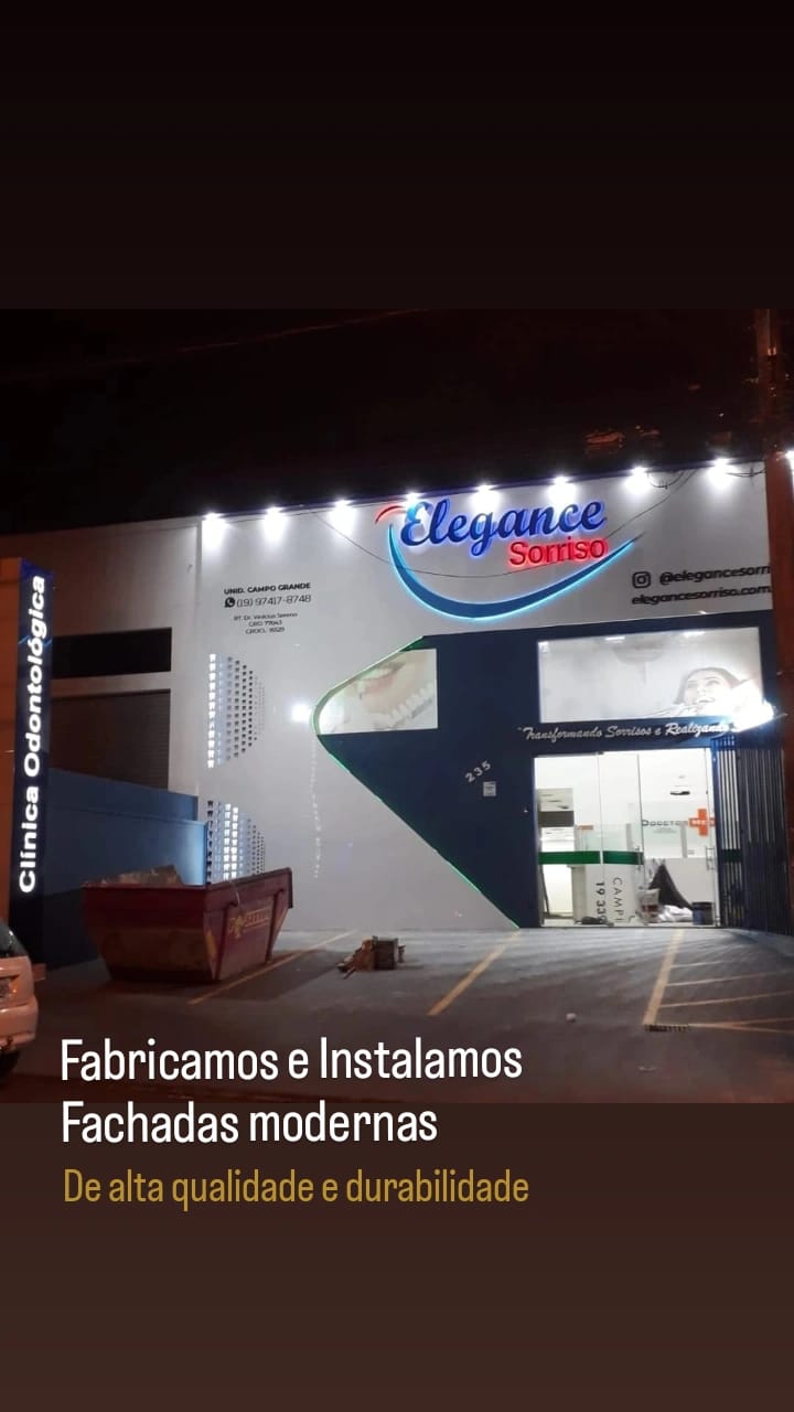 Fachada noturna da Clínica Odontológica Elegance Sorriso com letra caixa luminosa em LED frontlight azul e vermelho