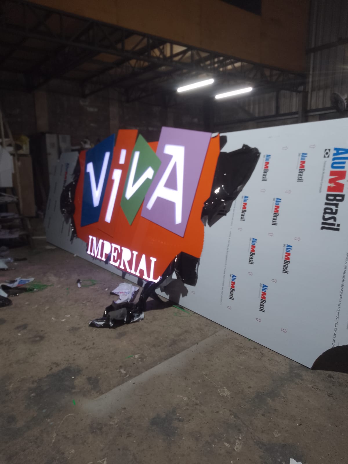 Fachada em ACM com painel luminoso colorido do Viva Imperial em produção