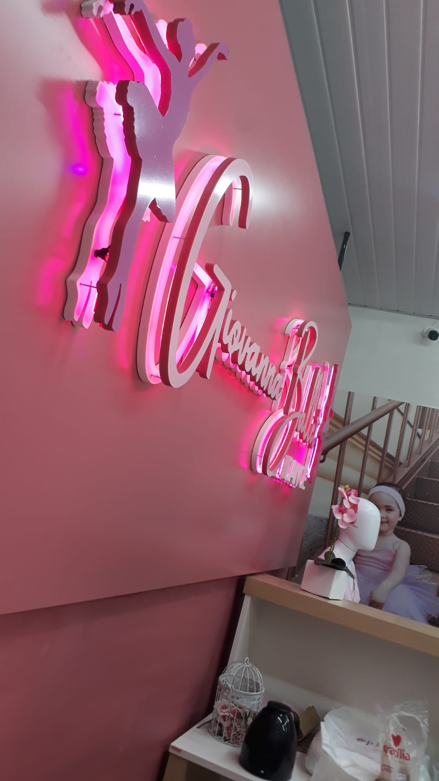 Letreiro Giovanna Ballet em letra caixa rosa com iluminação backlight neon