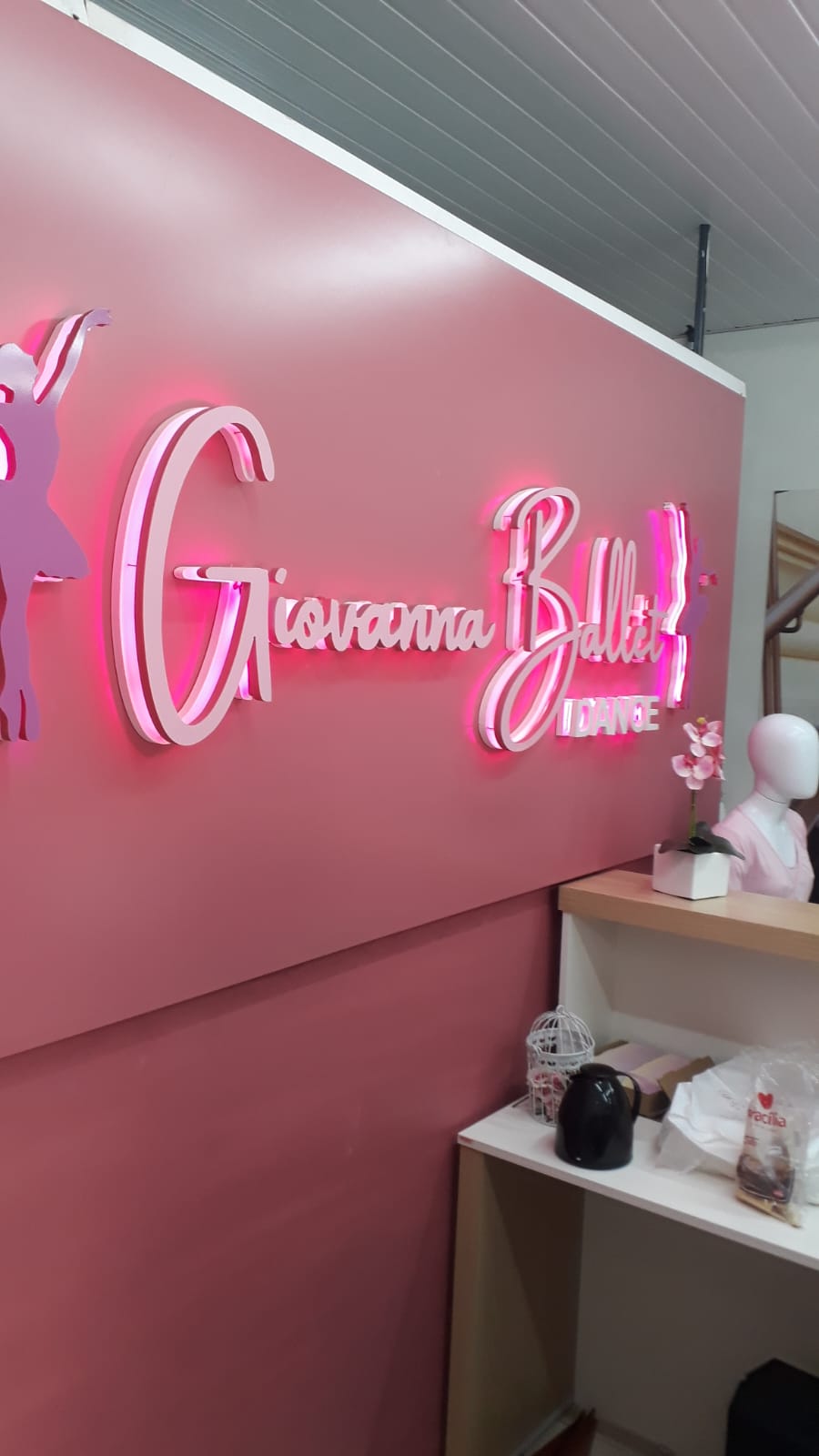 Letreiro Giovanna Ballet Dance instalado em letra caixa rosa com iluminação backlight