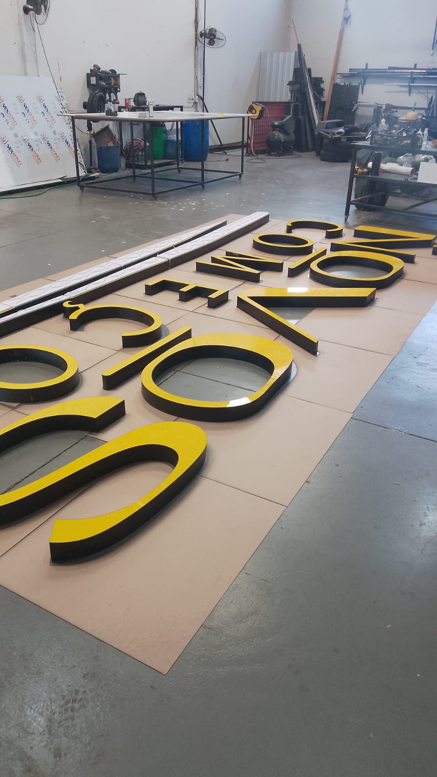 Detalhe da fabricação das letras caixa da Novos Começos Church em amarelo e preto
