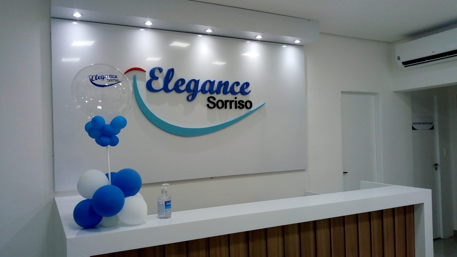 Recepção com letra caixa Elegance Sorriso em azul instalada na parede