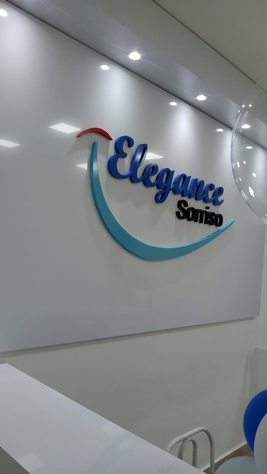 Detalhe da letra caixa decorativa Elegance Sorriso em azul