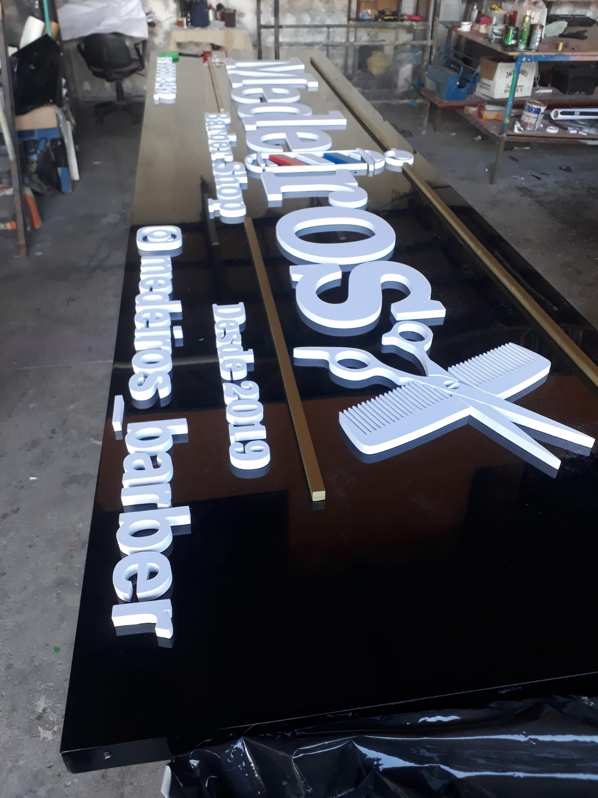 Letras caixa brancas para Medeiros Barber Shop em fabricação
