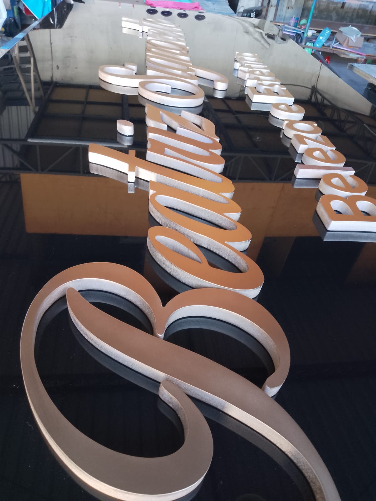Letras caixa em cobre e prata para Beatriz Beleza & Estética em fabricação