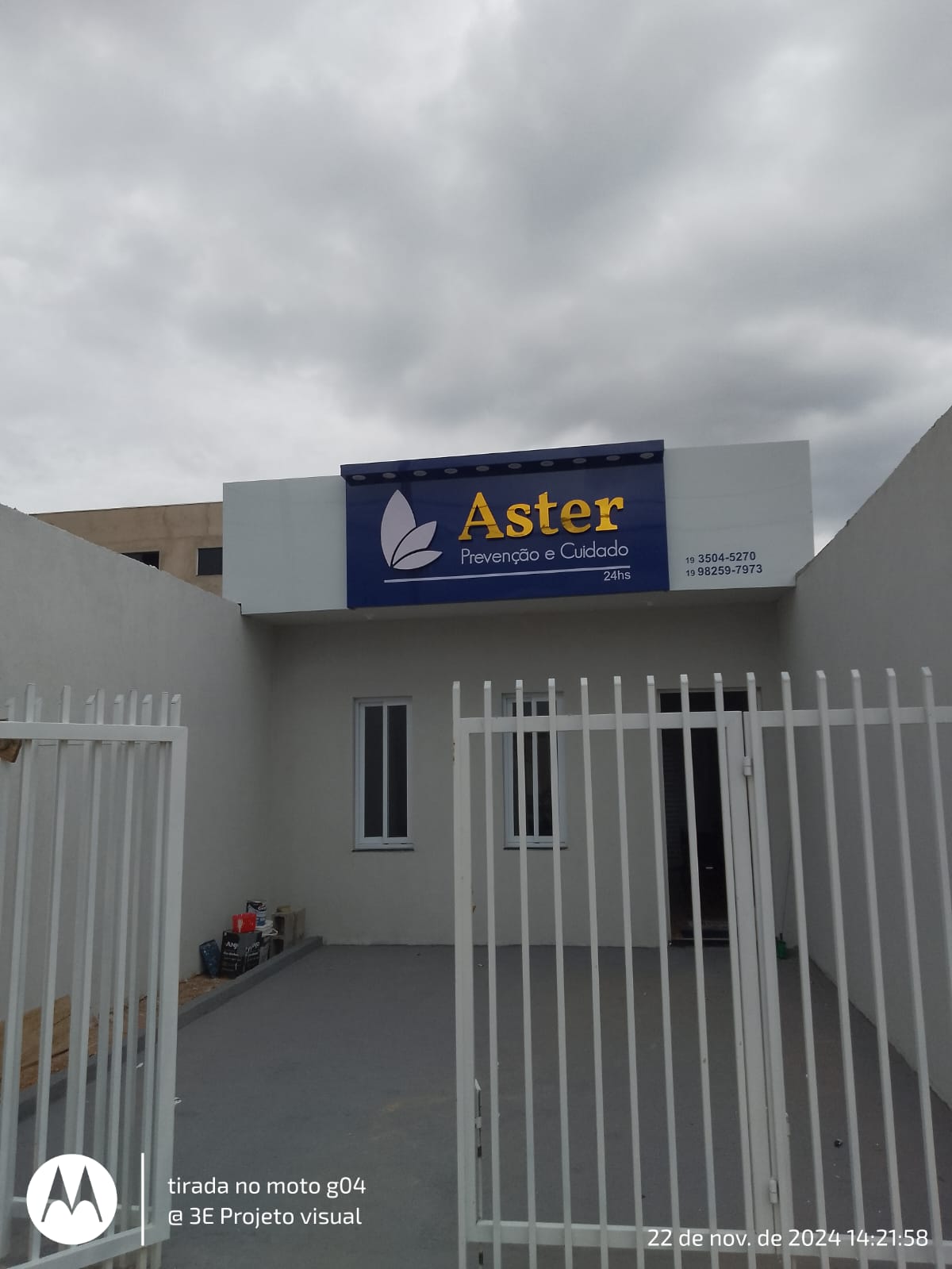 Fachada com painel luminoso azul Aster Prevenção e Cuidado 24hs