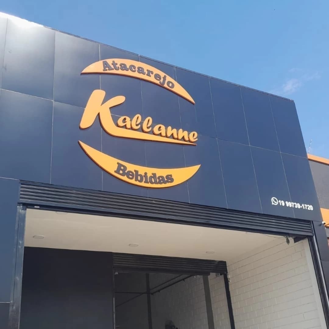Fachada em ACM preto com letra caixa amarela Kallanne Atacarejo Bebidas