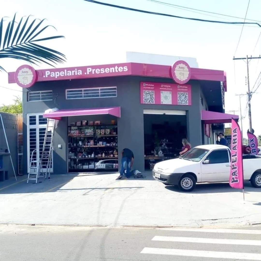 Fachada comercial Anny Papelaria e Presentes com testeira rosa e comunicação visual