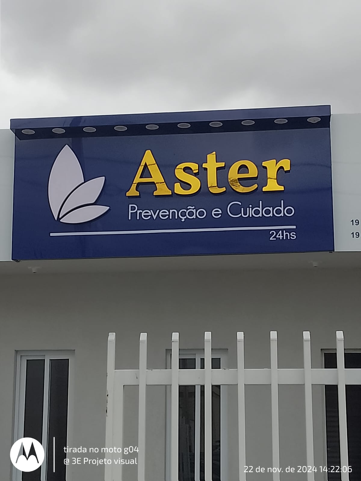Painel luminoso azul Aster Prevenção e Cuidado em detalhe
