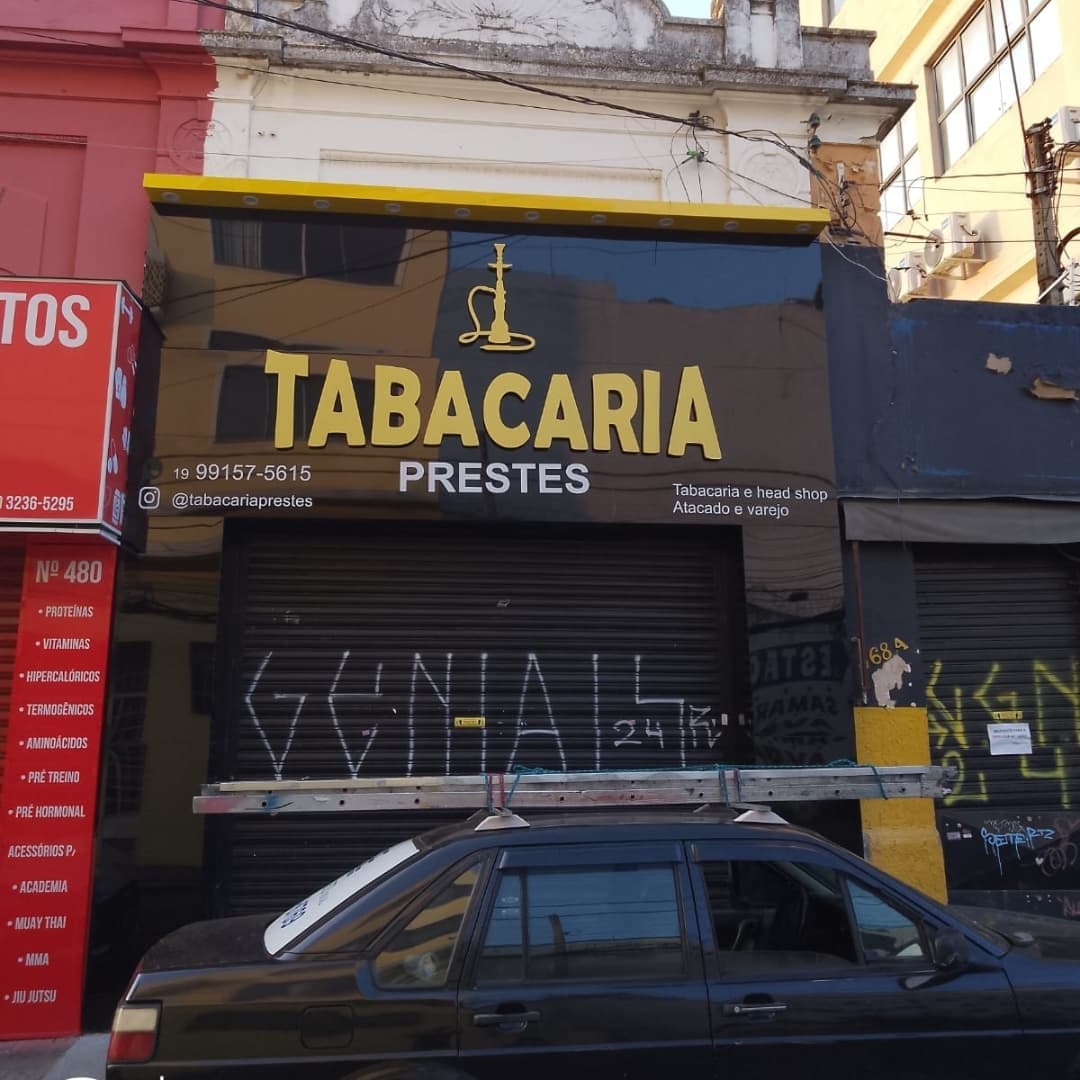 Fachada Tabacaria Prestes com letra caixa amarela e testeira
