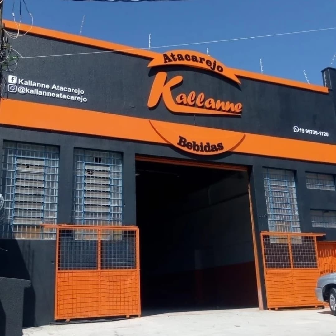 Fachada completa Kallanne Atacarejo Bebidas com comunicação visual