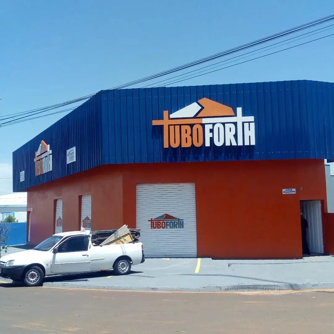 Fachada Tubo Forth com letra caixa em destaque sobre testeira azul