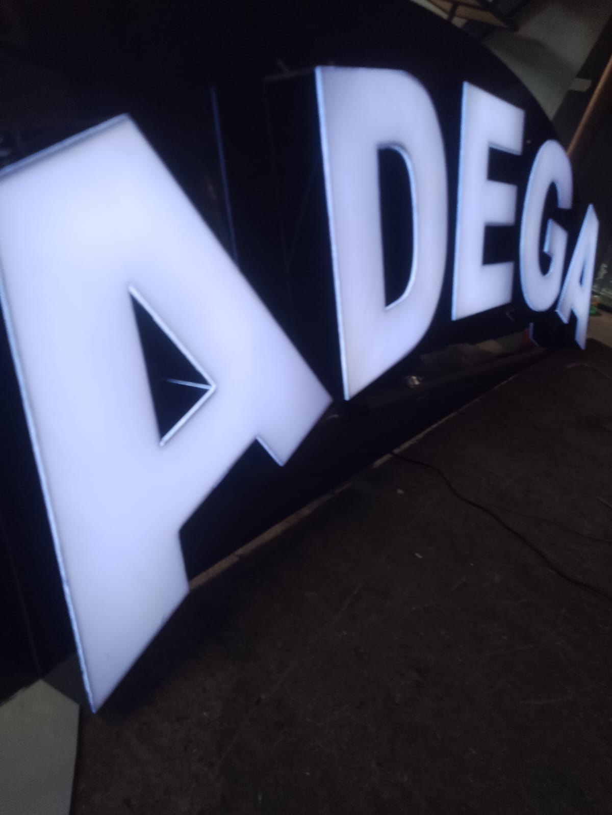 Letra caixa iluminada Adega em produção com efeito frontlight
