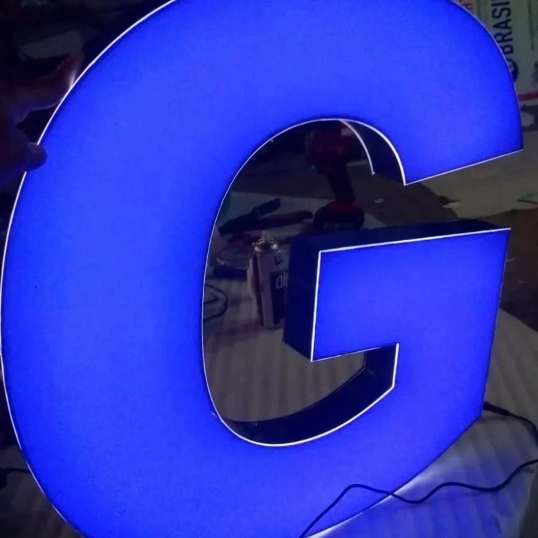 Letra caixa G com efeito frontlight azul em acrílico iluminado